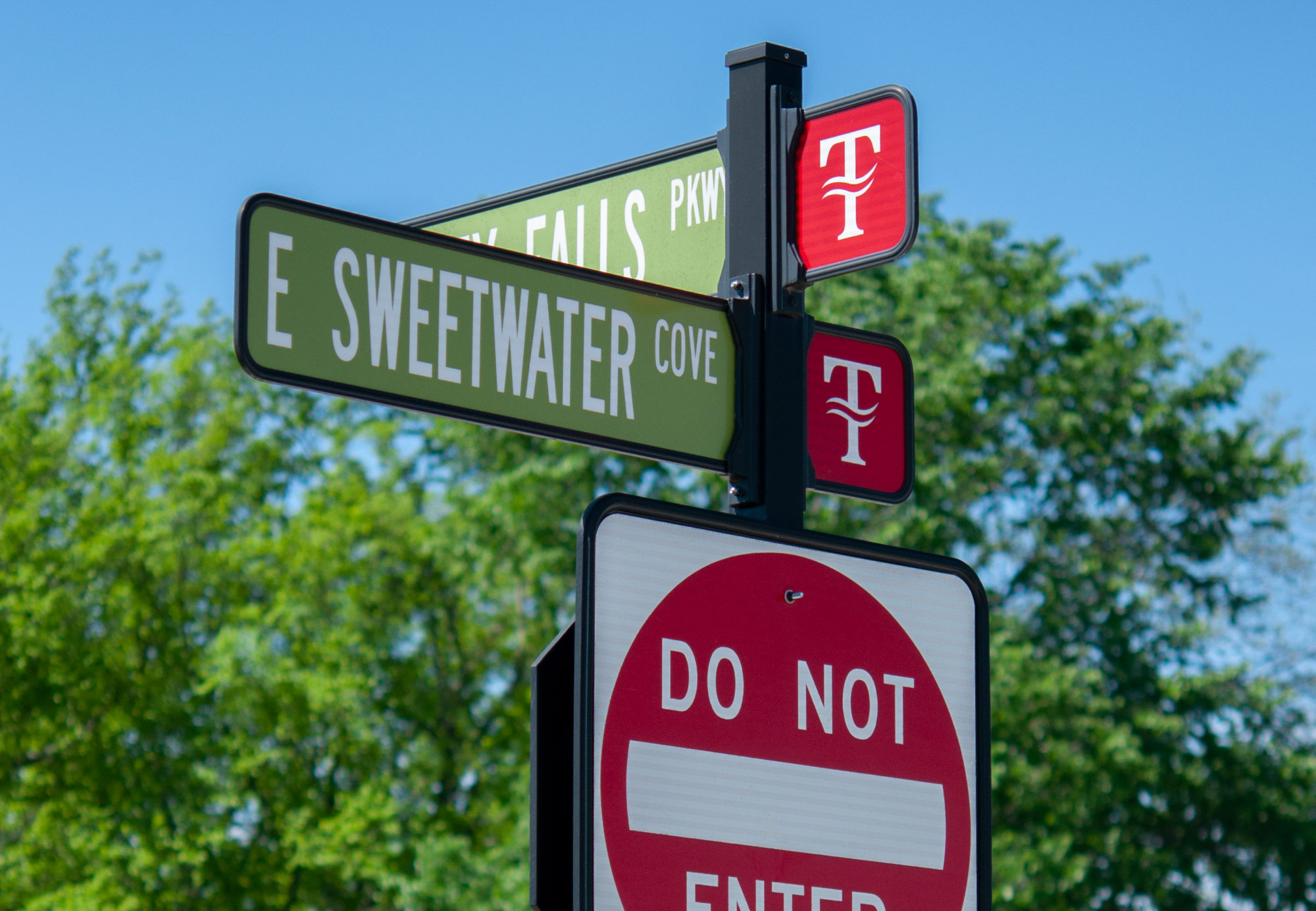 neighborhood-developers-improve-area-with-decorative-street-signs